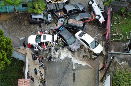 Lluvias en Nuevo León: corriente arrastra 10 vehículos en Guadalupe