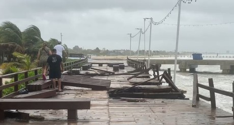 Turistas y locales se arriesgan para ver los daños de 'Milton' en Progreso