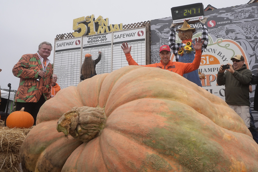 Travis Gienger, de Anoka, Minnesota., al centro, celebra su triunfo en el Campeonato Mundial Safeway de Calabazas Gigantes, el lunes 14 de octubre de 2024, en Half Moon Bay, California. (AP Foto/Jeff Chiu)