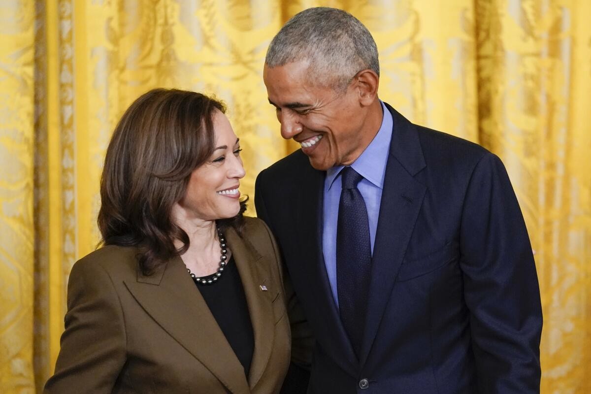 Barack Obama junto a Kamala Harris en un evento. Foto: Los Ángeles Times.