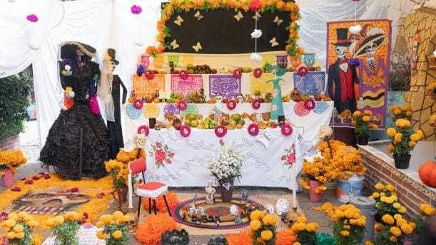 ¿Cómo armar un altar de muertos? Pasos para honrar a tus seres queridos en casa. Foto: iStock