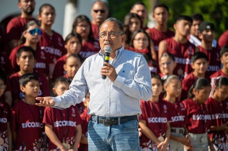 Andrés Mijes entrega apoyos a atletas de Escobedo