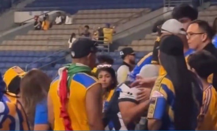 Momento en que el aficionado tigres agrede a la pareja rayada. Foto: X @Mcmps44