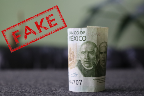 Policía es sorprendido al intentar pagar con billete falso, ¿lo detuvieron?