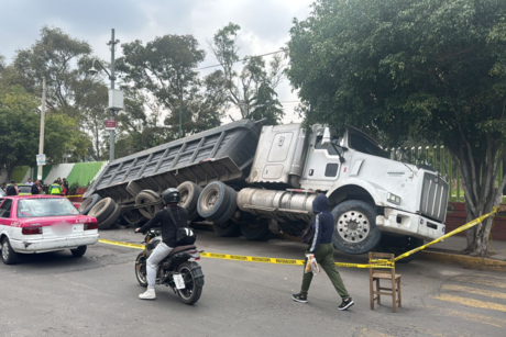 Se hunde la tierra y con ella un camión de volteo en la GAM