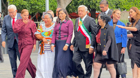 Marina Vitela, diputada de Durango, en comisión que recibe a AMLO en el Congreso