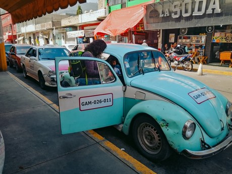 ¿Recuerdas los Vochotaxis? Entérate en qué parte la CDMX siguen operando