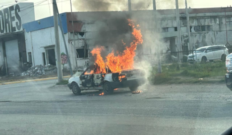 Abandonan vehículo incendiado en Ramos Arizpe