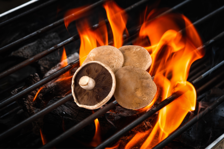 Cómo limpiar y preparar hongos portobello para una parrillada