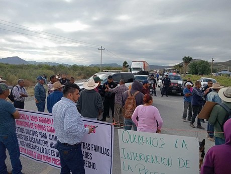 Campesinos cierran carretera Parras-Paila en protesta contra Casa Madero