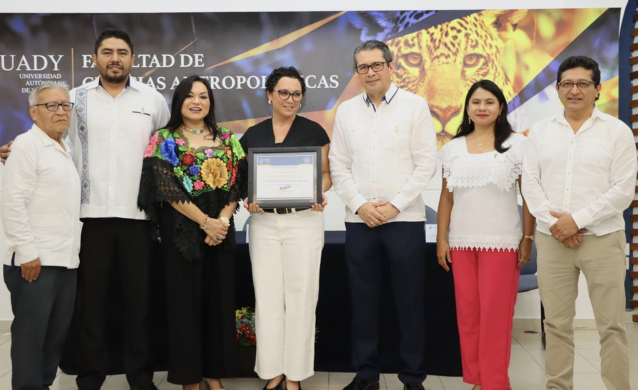 En el marco del 54 aniversario de la Facultad de Antropología de la Uady, la investigadora Claudia Paola Peniche fue reconocida por su trayectoria.- Foto de la Uady