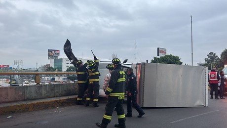 Camioneta transportadora de pan volcó en la entrada al AICM, hay dos heridos