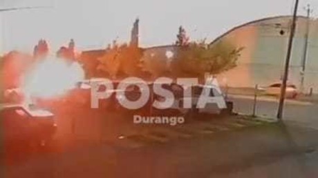 Video: Sujetos lanzan mochila con explosivo a lote de autos de Durango