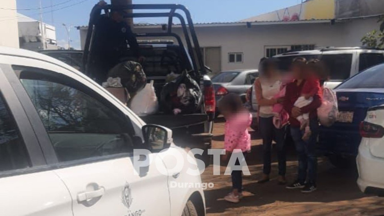 Madre e hija tras ser rescatadas por la Policía Municipal de El Mezquital. Foto: Especial/POSTAMX.