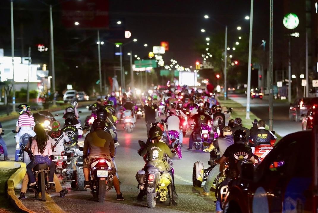 Nuevo Laredo se tiñó de rosa con la participación de más de 200 motociclistas y ciudadanos en la “Rodada Rosa”, una iniciativa del Gobierno Municipal para crear conciencia sobre el cáncer de mama. Foto: Gobierno de Nuevo Laredo