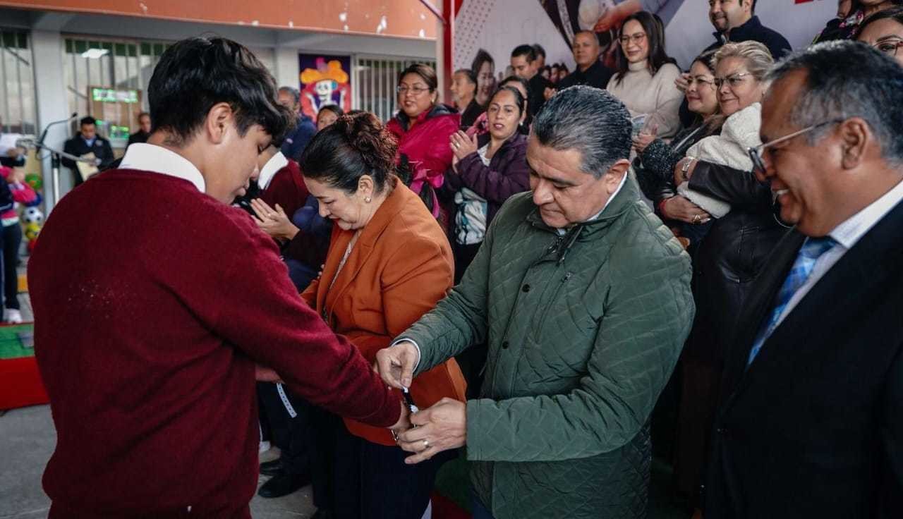 Tlalnepantla refuerza educación con entrega de arcotechos y programas de salud. Foto: Cortesía