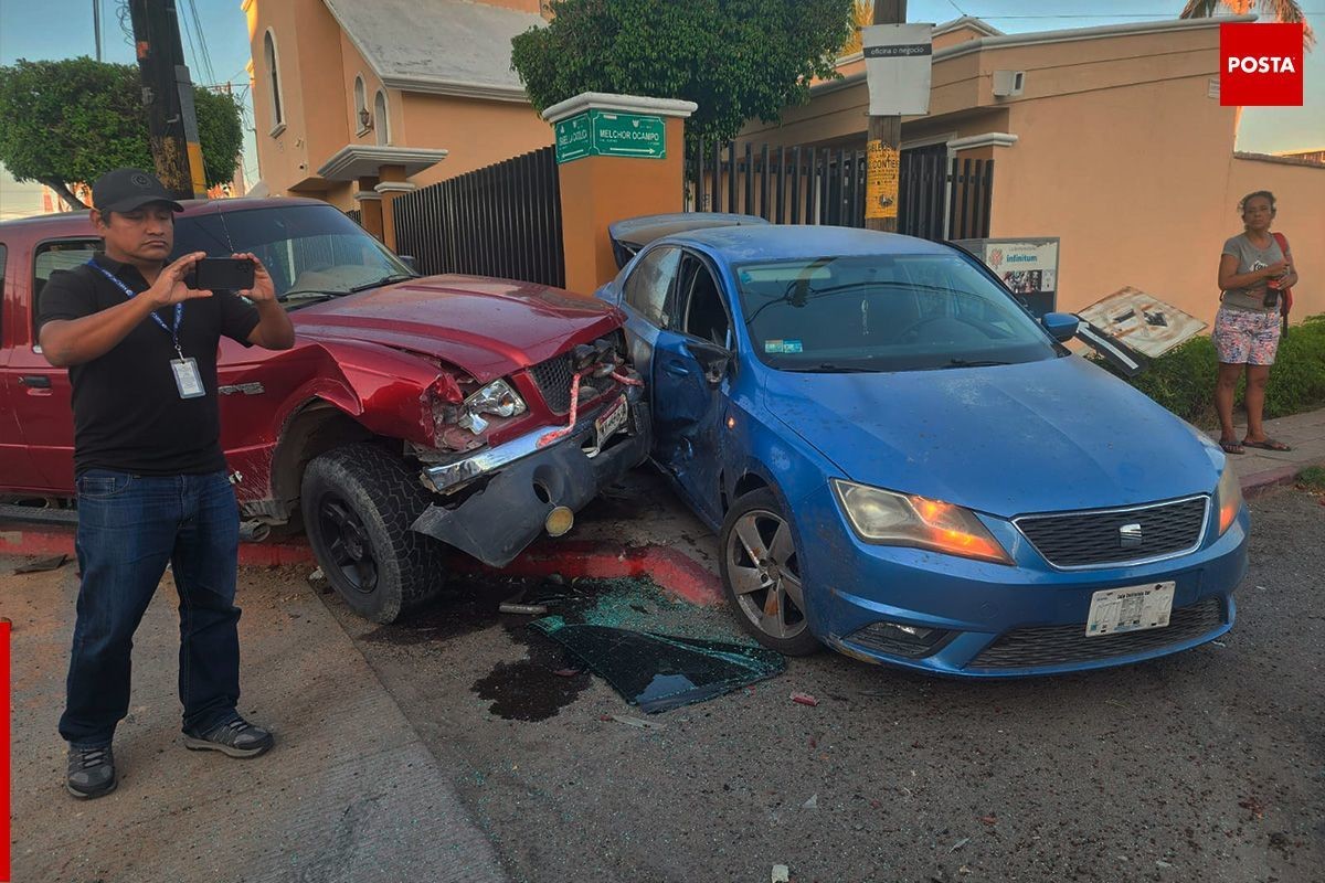 Impacto de vehículos resultó en una persona atrapada. Foto: Posta