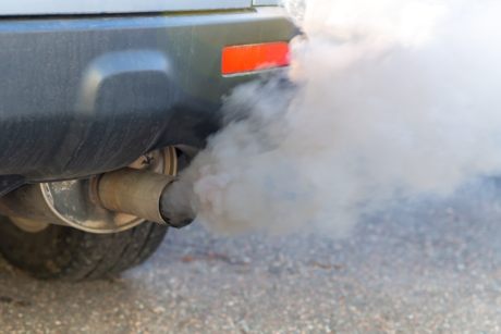 ¿Qué significan que mi carro eche humo?