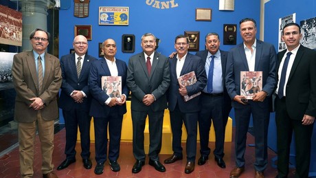 UANL presenta libro que revive la historia del futbol americano en México