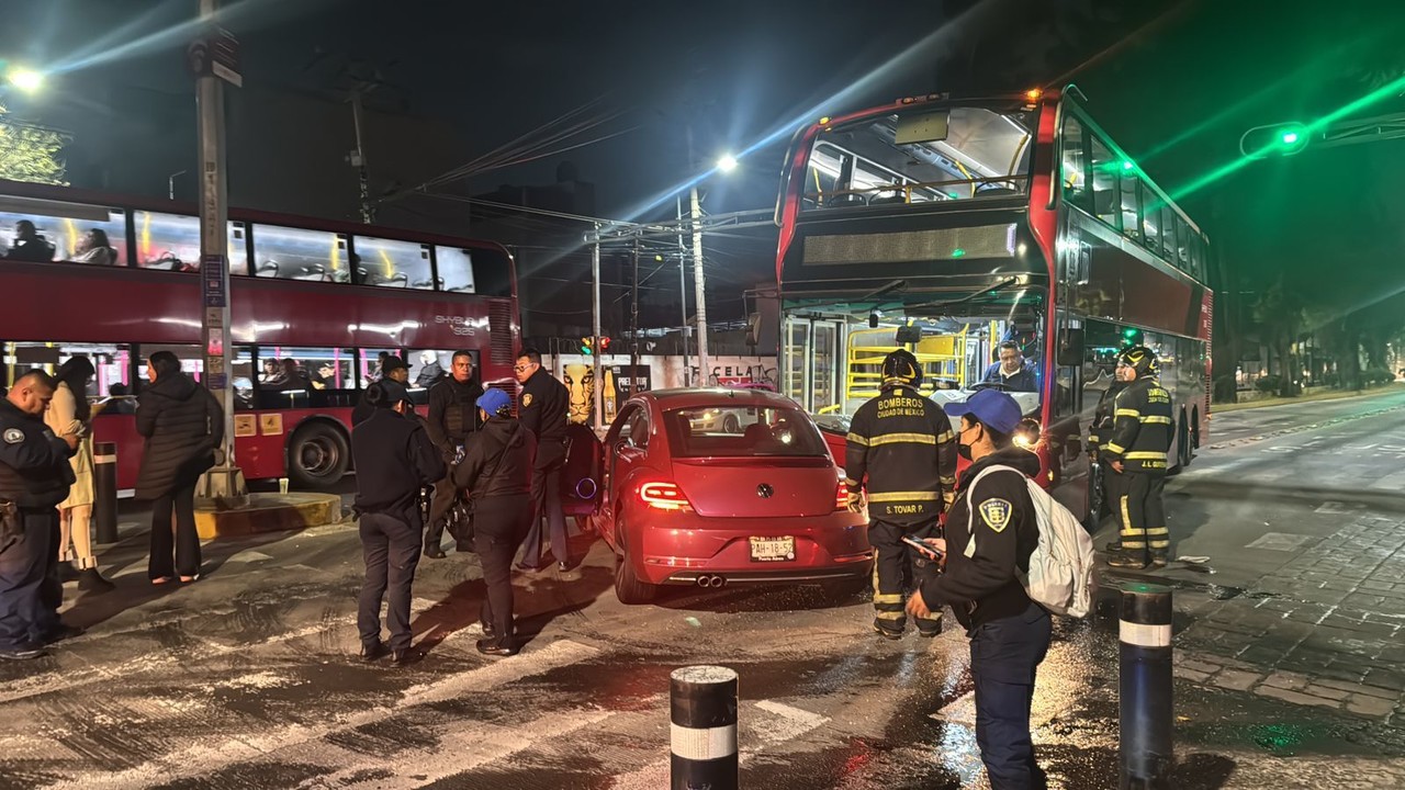 Metrobús de la Línea 7 involucrado en choque. Foto: Ramón Ramírez