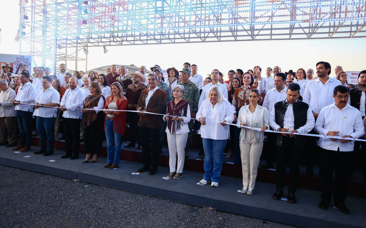 Américo Villarreal Anaya acompañado de su esposa la Dra. María de Villarreal, secretarios y secretarias inauguran la Feria Tamaulipas 2024. Foto: gobierno de Tamaulipas