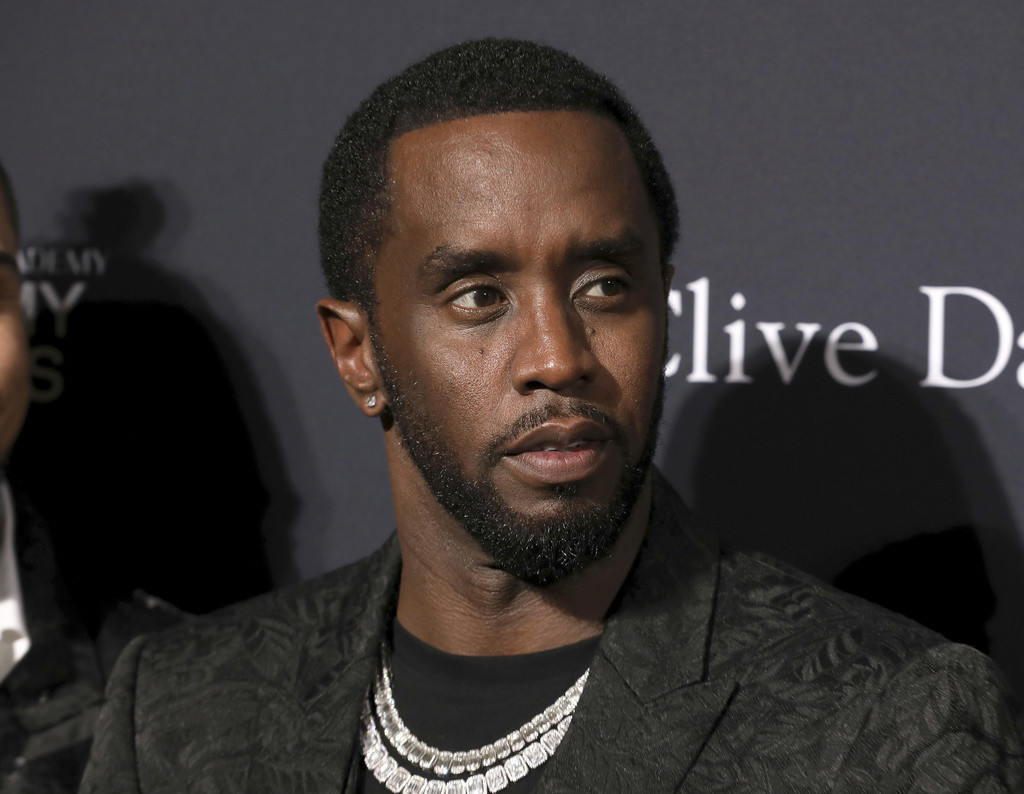 Sean Combs llega a la gala previa a los Grammy y saludo a los íconos de la industria en el Hotel Beverly Hilton el sábado 25 de enero de 2020 en Beverly Hills, California. (Foto Mark Von Holden/Invision/AP, archivo)