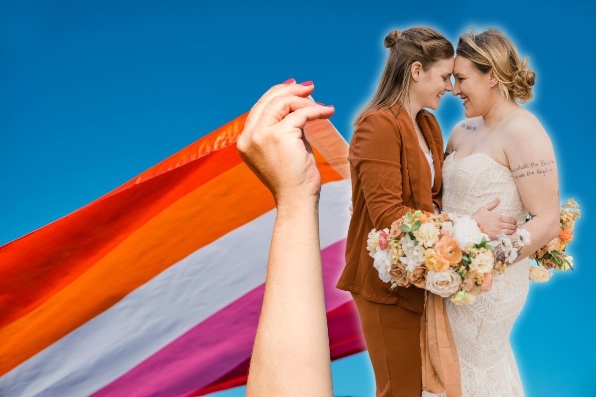 Bandera lésbica y dos mujeres. Foto: Canva