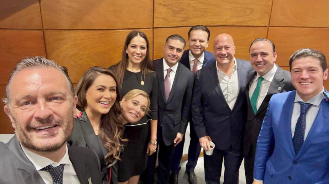 El Gobernador de Durango, Esteban Villegas, presente en la toma de protesta de Claudia Sheinbaum; destaca con corbata 'cuatroteísta'. Foto: X/ @EVillegasV.