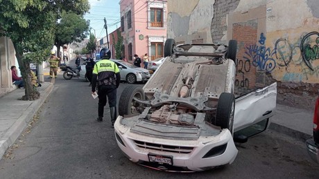 Video: Cámara capta la volcadura de un auto en el centro de Durango