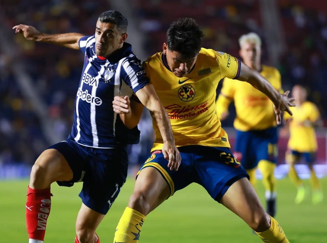 Germán Berterame peleando un balón ante la defensa del América. Foto: Goal.com.