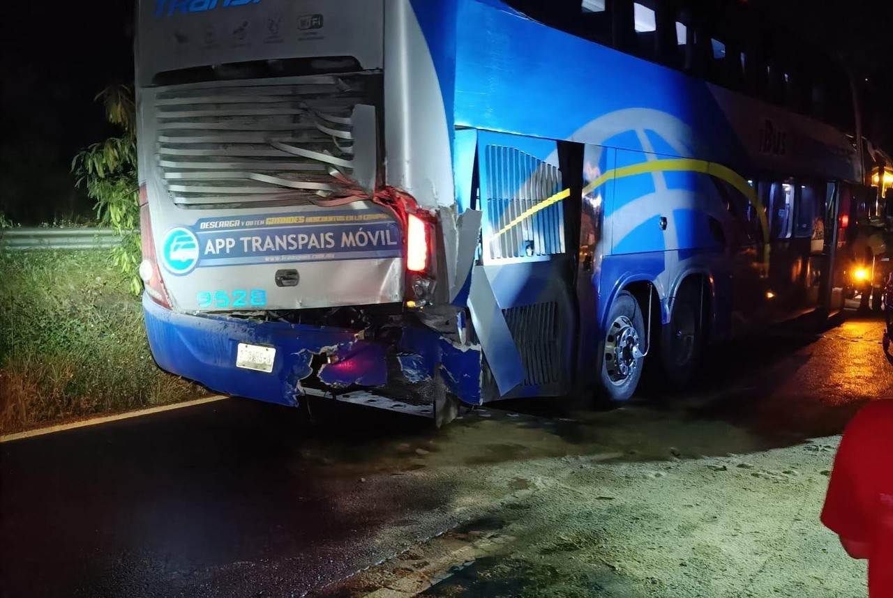 Parte trasera del autobús que fue dañada tras el choque. Foto: Protección Civil de Nuevo León.