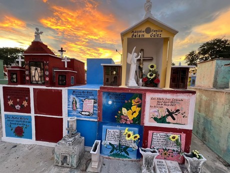 Cementerio de Hoctún, ¿por qué es considerado de los más coloridos de Yucatán?