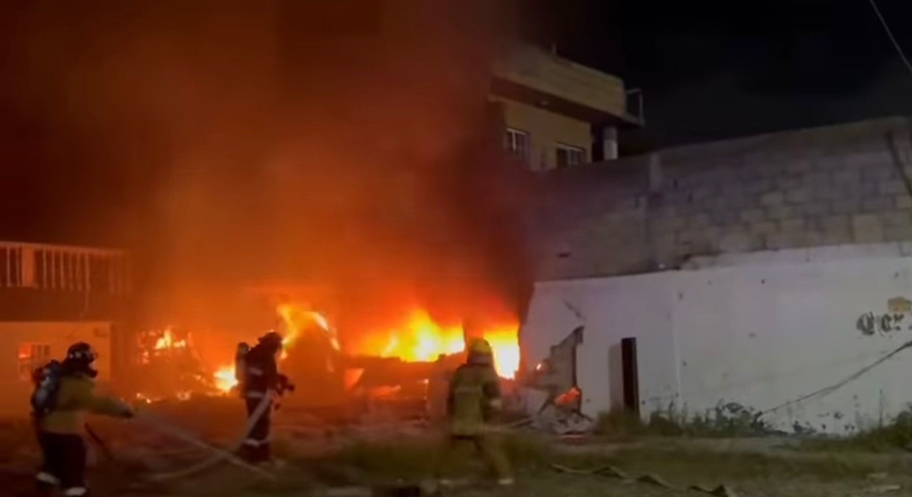 Cerca de las 21:00 horas del domingo, reportaron un fuerte estallido con fuego que consumió la parte trasera de 'La Tortuga Cucufata', comercio ubicado a escasos metros del monumento a las sirenas. Foto: Axel Hassel