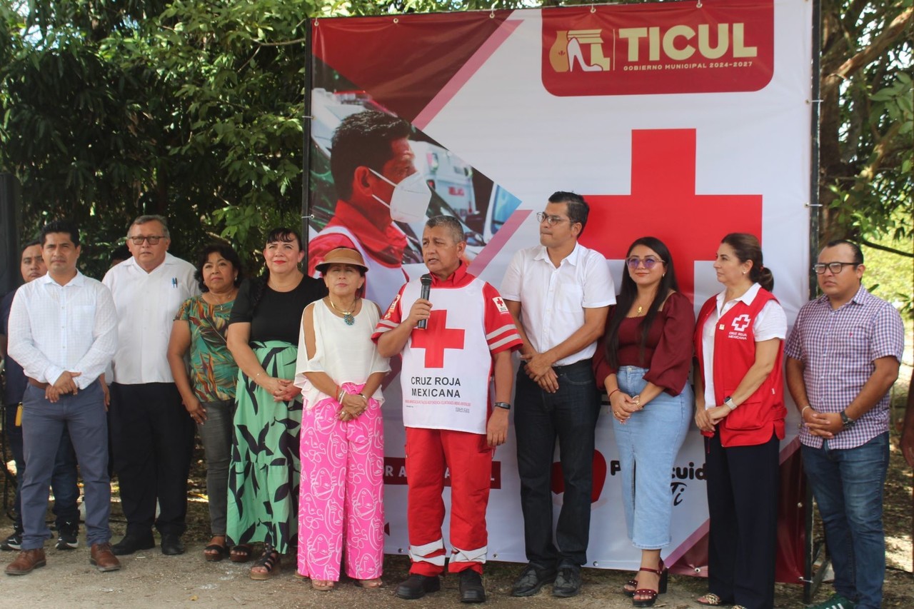 Varias autoridades participaron en la ceremonia de reapertura de la oficina de la Cruz Roja en Ticul.- Foto de Telesur Yucatán