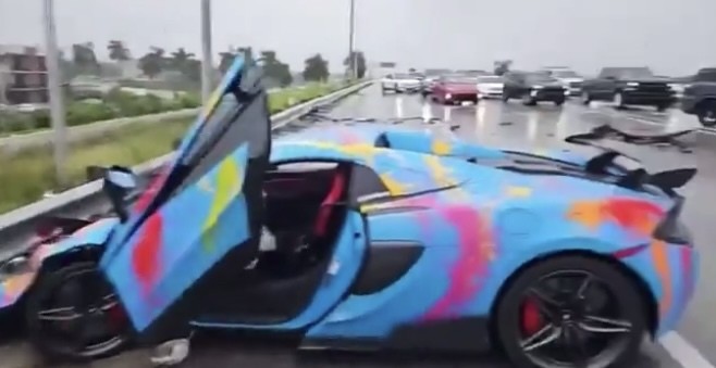 YouTuber estrella su McLaren durante una transmisión en vivo Foto: Redes Sociales