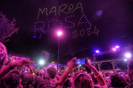 Cáncer de mama: Rompen récord de recaudación con la carrera Marea Rosa Glow 5K