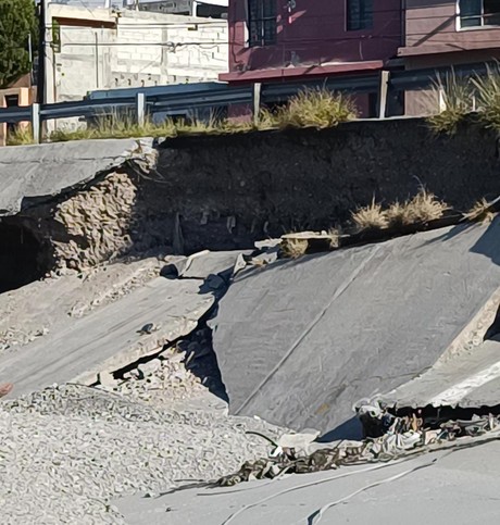 Hundimiento en Arroyo El Obispo alerta a vecinos de Santa Catarina