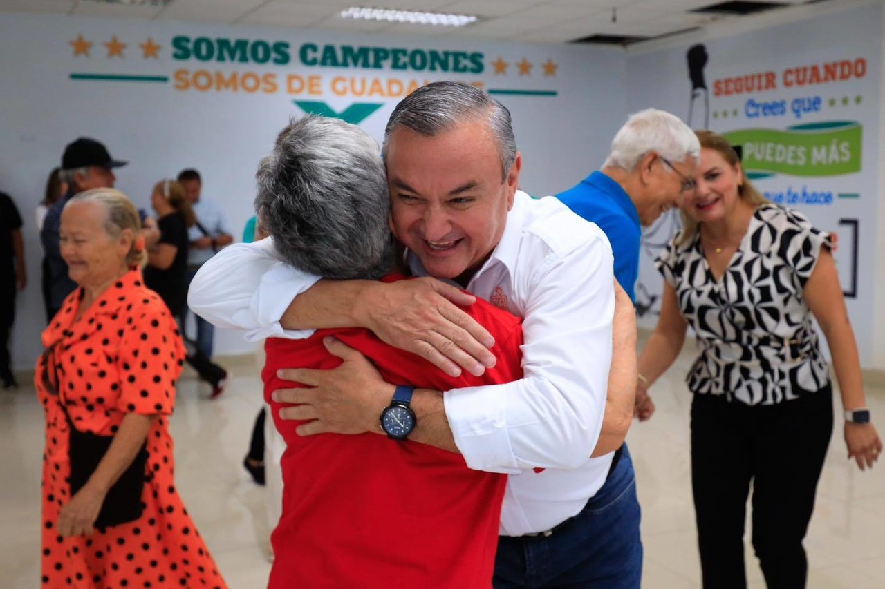 Este acercamiento del alcalde con la comunidad de adultos mayores refleja una visión más inclusiva y solidaria, donde el bienestar y la atención a sus necesidades son una prioridad. Foto: Especial.