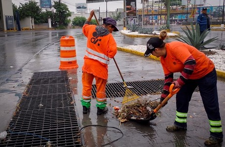 Monterrey desazolva parrillas y registros para evitar inundaciones