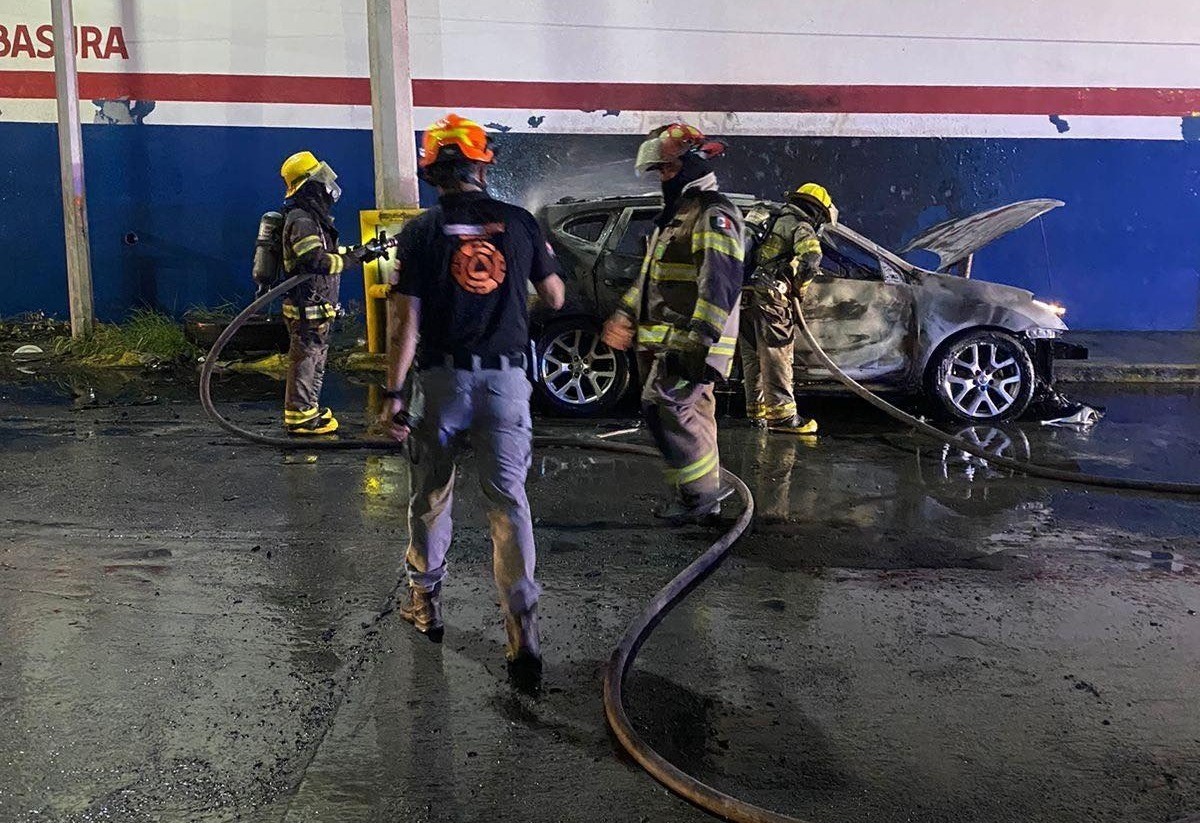 Bomberos y rescatistas de Protección Civil de Nuevo León, sofocando el incendio. Foto: Facebook Protección Civil de Nuevo León.