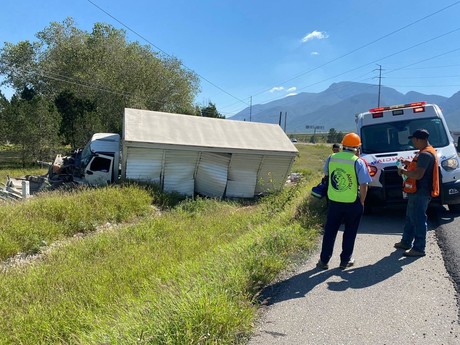 Camión derriba barda metálica de empresa en Ramos Arizpe