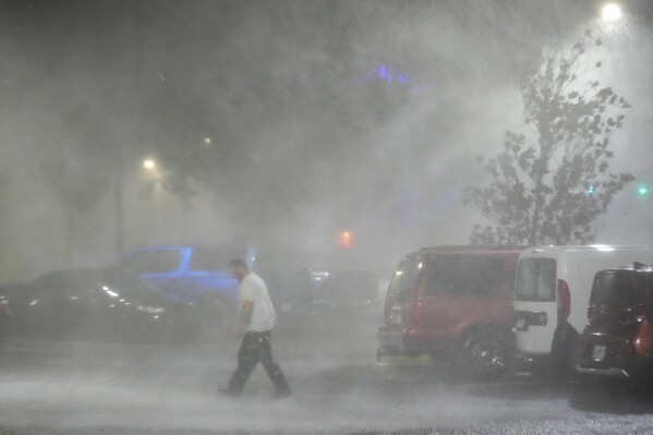 Fuertes lluvias y vientos en Florida. Foto: AP News.