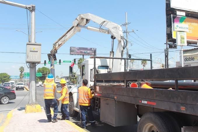 Ya se están instalando los semáforos.  (Fotografía: Leslie Delgado)