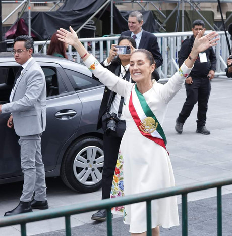 Claudia Sheinbaum llega al Zócalo; miles la recibieron