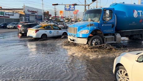 Mega fuga de Agua y Drenaje inunda avenida López Mateos en San Nicolás