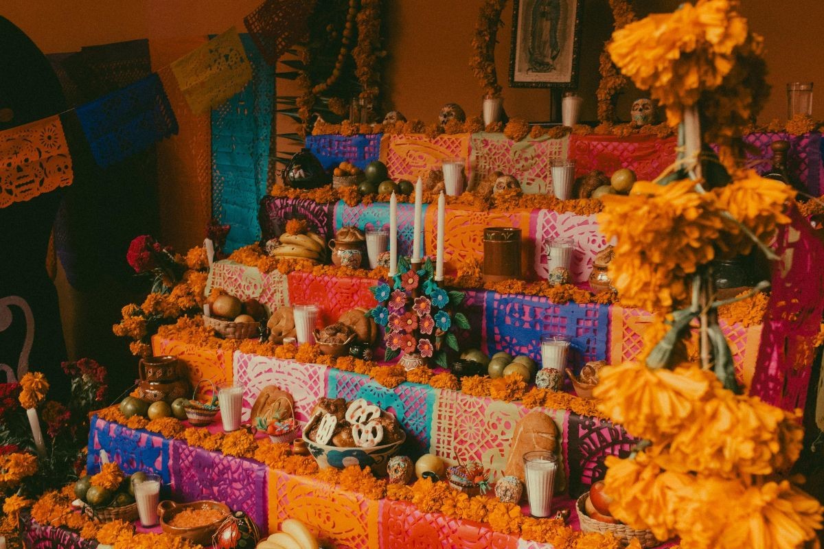 Ofrenda de día de muertos. Foto de Pexels.