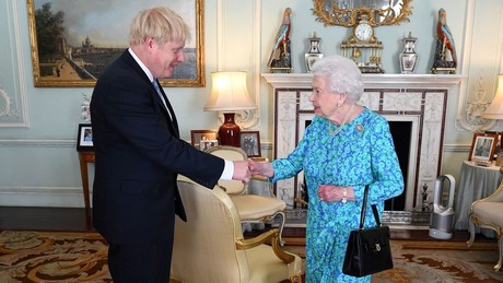 Revela Boris Johnson que la Reina Isabel II murió de cáncer