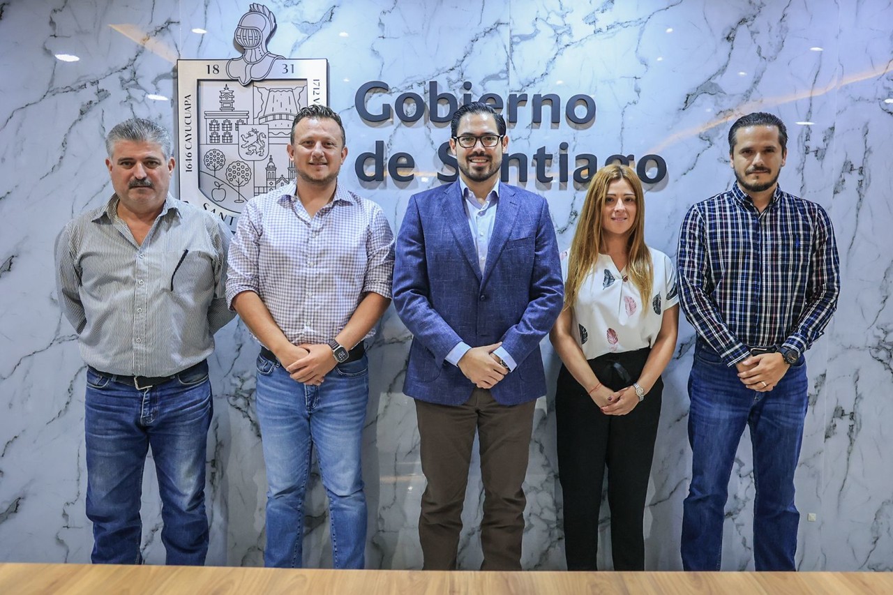 Con estos nuevos nombramientos, el Alcalde de la Peña reafirma su compromiso de trabajar en equipo por el bienestar de la comunidad santiaguense. Foto: Santiago.