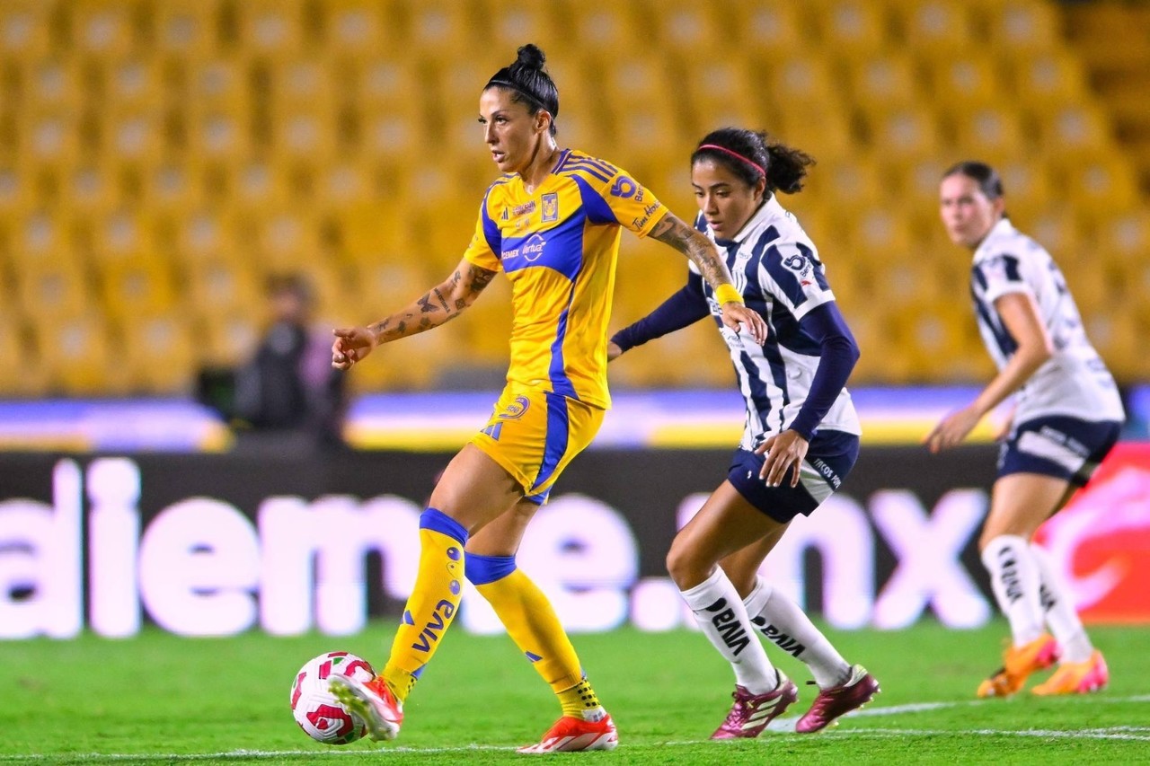 Jugadoras de Tigres Femenil y Rayadas Femenil en el clásico regio femenil. Foto: Marca.com.