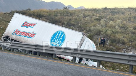 Tráiler de Farmacia Guadalajara se sale de carretera a Saltillo: hay 2 heridos